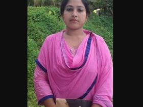 Married bhabi flaunts her body in video call
