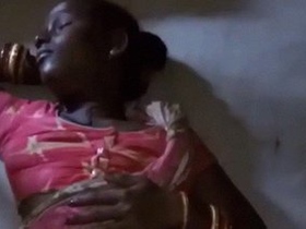 Desi babe exposes her pussy by lifting her saree