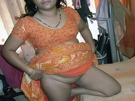 Desi aunty flaunts her boobs and pussy in hot porn video