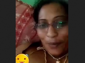 Desi Auntie flaunts her body on VK