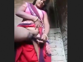 Country girl pleasures herself with belon in video