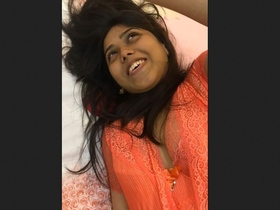 Desi Indian babe enjoys solo play with her pussy in HD video