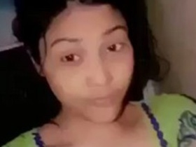 Desi girl shows her love for her boyfriend in a beautiful video