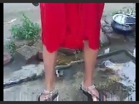 Indian girl's nude shower: Watch her play in the open