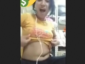 Desi girl shows off her beautiful fingers in a sex video