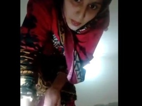 Pakistani girl Azra Bano's steamy performance in GF video