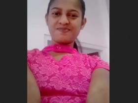 Cute Lankan girl flaunts her body in a seductive manner