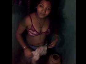 Lusty bhabi gets naughty in the bathtub