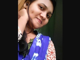Bengali beauty pleasures herself with her fingers