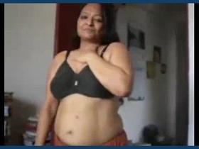 A homemade video of a blowjob in Kolkata by an amateur bhabhi