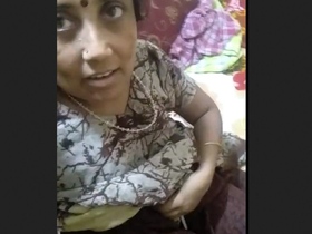 Mature bhabhi gives a sensual handjob