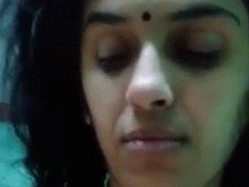 Desi mature beauty gets wild in home video