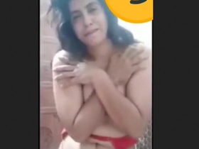 Horny bhabi pleasures herself in the bathtub