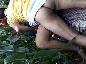 Indian couple enjoys outdoor sex in public park