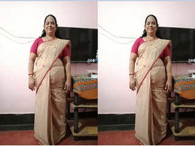 Desi MILF's exclusive CPL video features mature Mallu's romance and sex