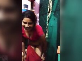 Desi housewife flaunts her naked body and bald pussy in explicit video