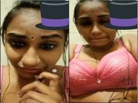 Indian babe fingering herself in HD video