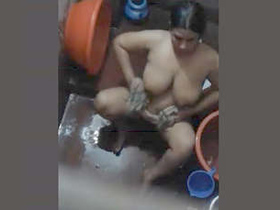 Bengali bhabhi's steamy bath on record