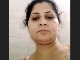 Beautiful Pakistani wife shows off her pussy in a steamy video
