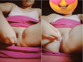 Amateur babe bares her tits and pussy in exclusive video