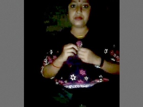 Super-hot bhabhi indulges in finger jerking