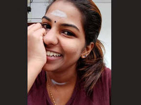 Mallu babe flaunts her boobs and pussy in a steamy video