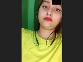 Indian college girl flaunts her boobs and pussy in VC