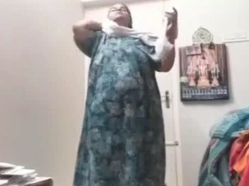 Desi Bhabhi in a sexy dress: a video for BBW lovers