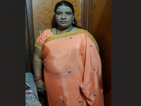 Aunty BBW Reshma gives a sensual blowjob to Tia