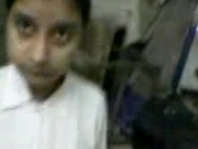 Sri Lankan schoolgirl gets naughty in xnxx video
