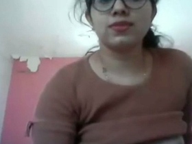 Mumbai babe flaunts her hairy pussy in nude selfie