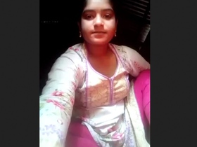 Gorgeous country girl demonstrates her skills with her fingers