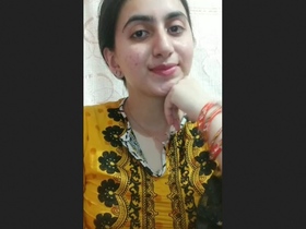 Pakistani beauty gives a full update in hot video
