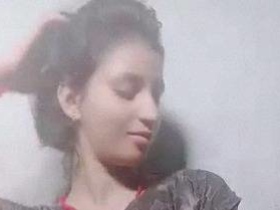 Indian college girl strips naked and poses for sexy selfies