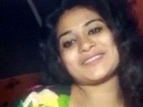 Mallu auntie teases caller with her boobs and nipples