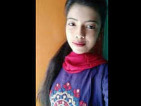 Desi babe pleasures herself in a video clip