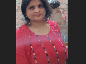 Punjabi Bhabha's big tits and pussy on full display as she masturbates live on camera