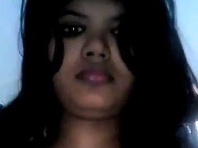 Naked Indian girl shows off her body in a sexy video