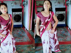 Cute desi babe flaunts her body in a dance show