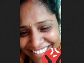Busty Indian bhabhi flaunts her assets