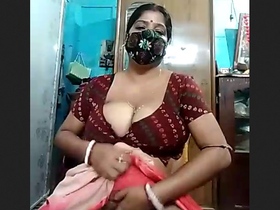 Big-boobed aunty Desi gets naughty