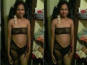 Desi aunty flaunts her boobs and pussy in steamy video