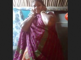 Unsatisfied village bhabhi gets turned on and plays with herself