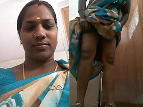 Desi aunty pees in the shower