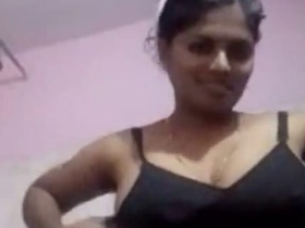 Horny Mallu bhabhi gets naughty in the bath