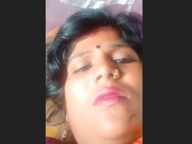 Indian wife's erotic showcase of her breasts and booty