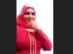 Desi aunty's big boobs on full display