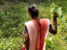 Indian bhabhi gets fucked in the open air by her lover