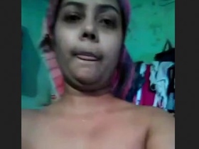 Watch a Desi bhabhi pleasure herself in a sensual video
