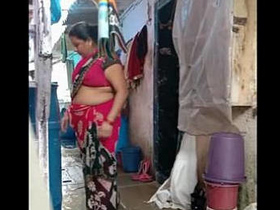 Mom's navel and milky body on display in home video